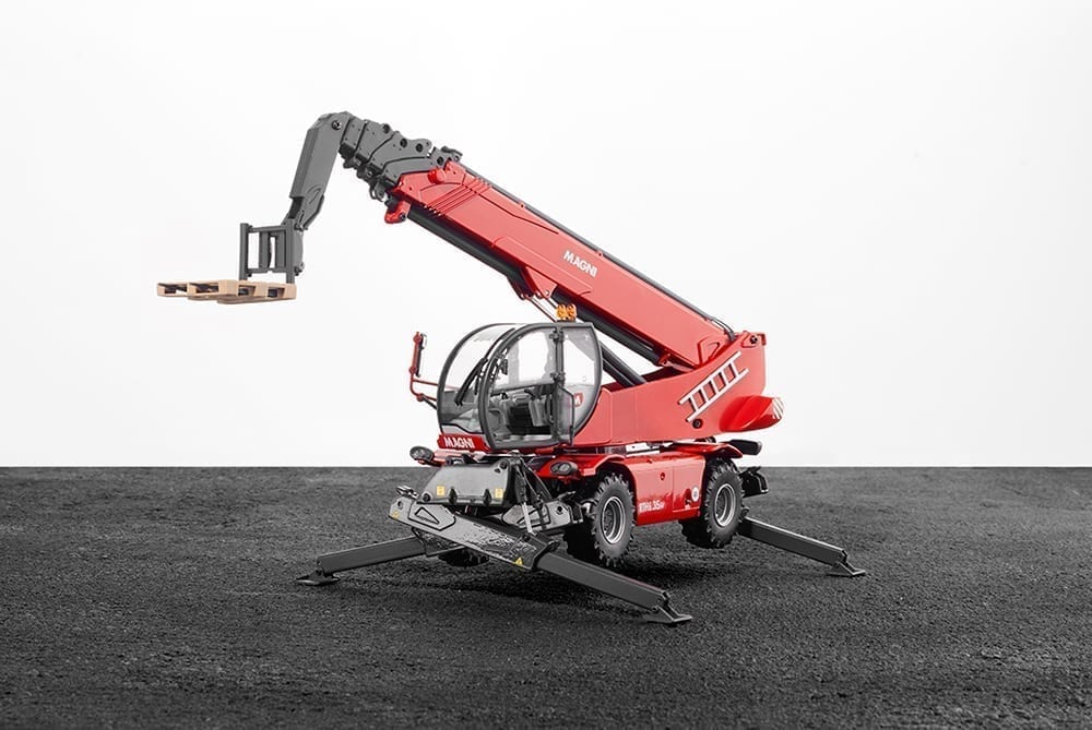 Magni RTH 8.35 rotating telehandler 1:32 scale model